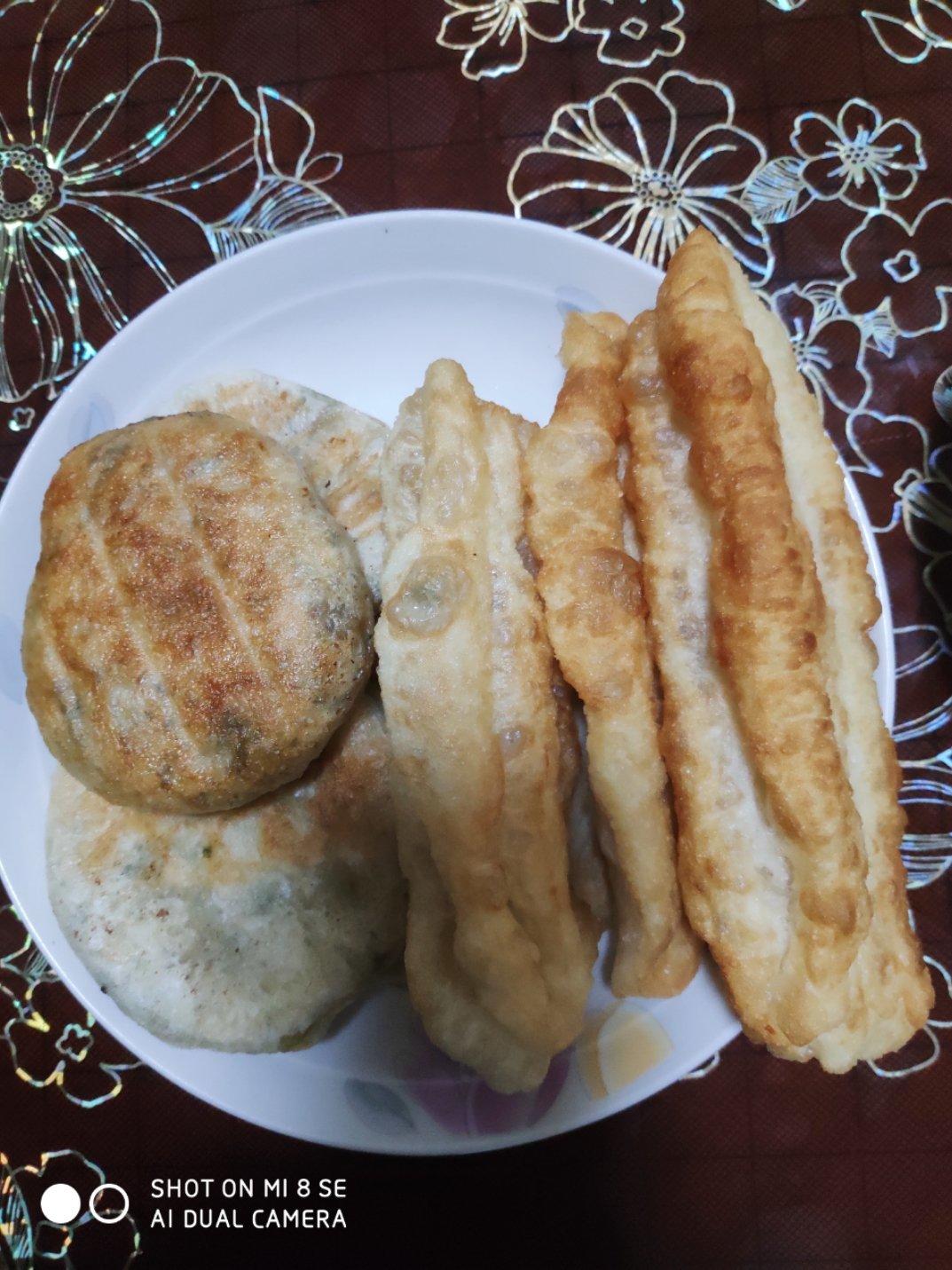 油炸韭菜肉馅油饼