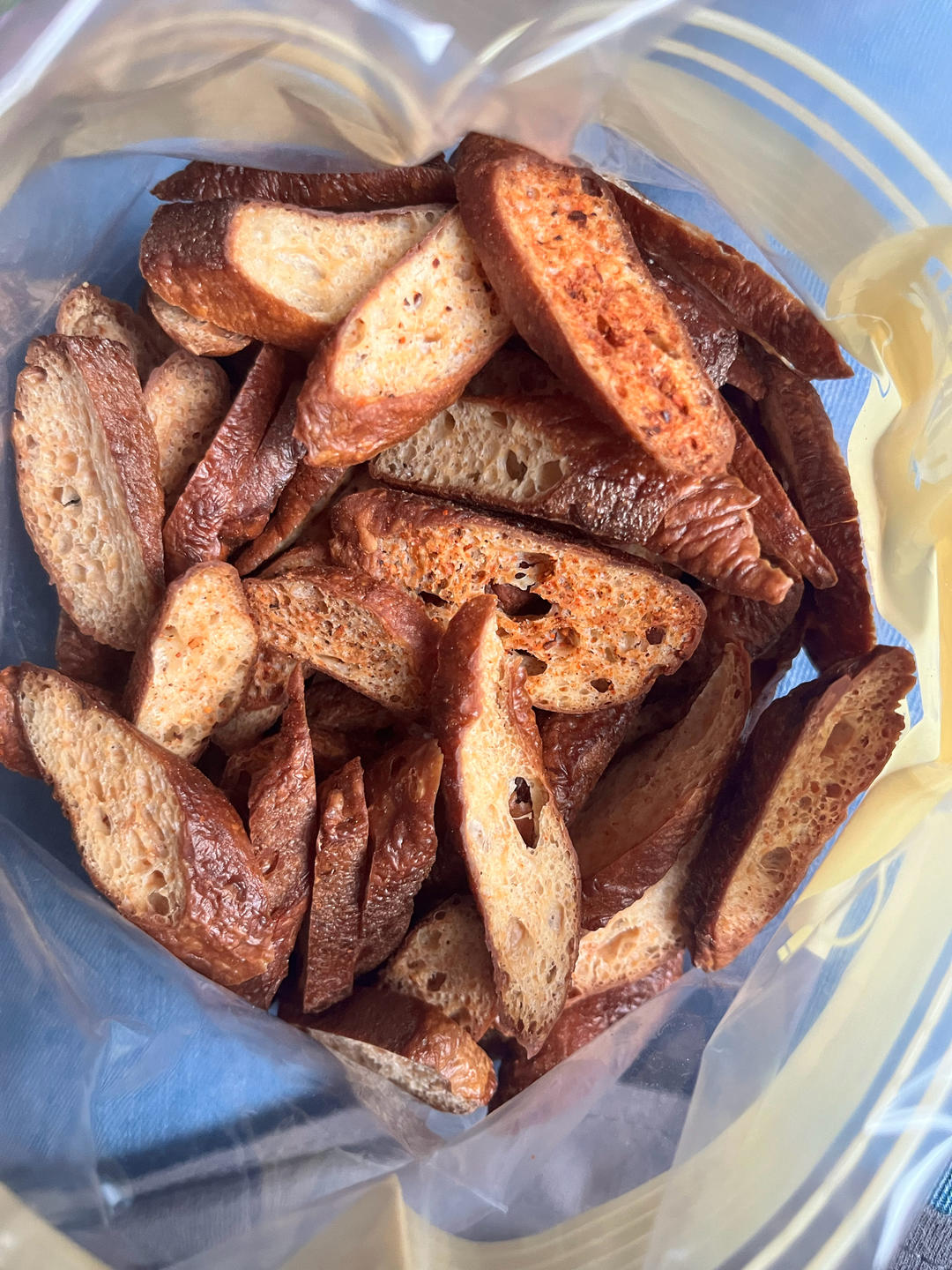 吃不完的碱水面包做成碱水干，一口一个太爽了！