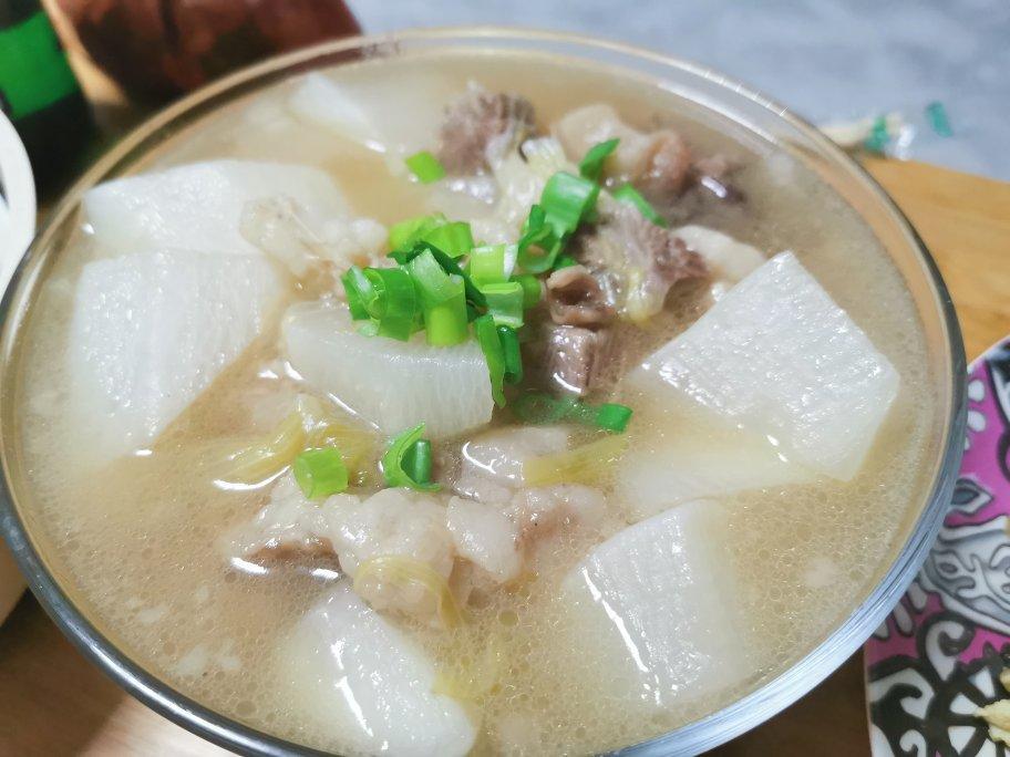 简单到只用一种调料的牛腩炖萝卜汤