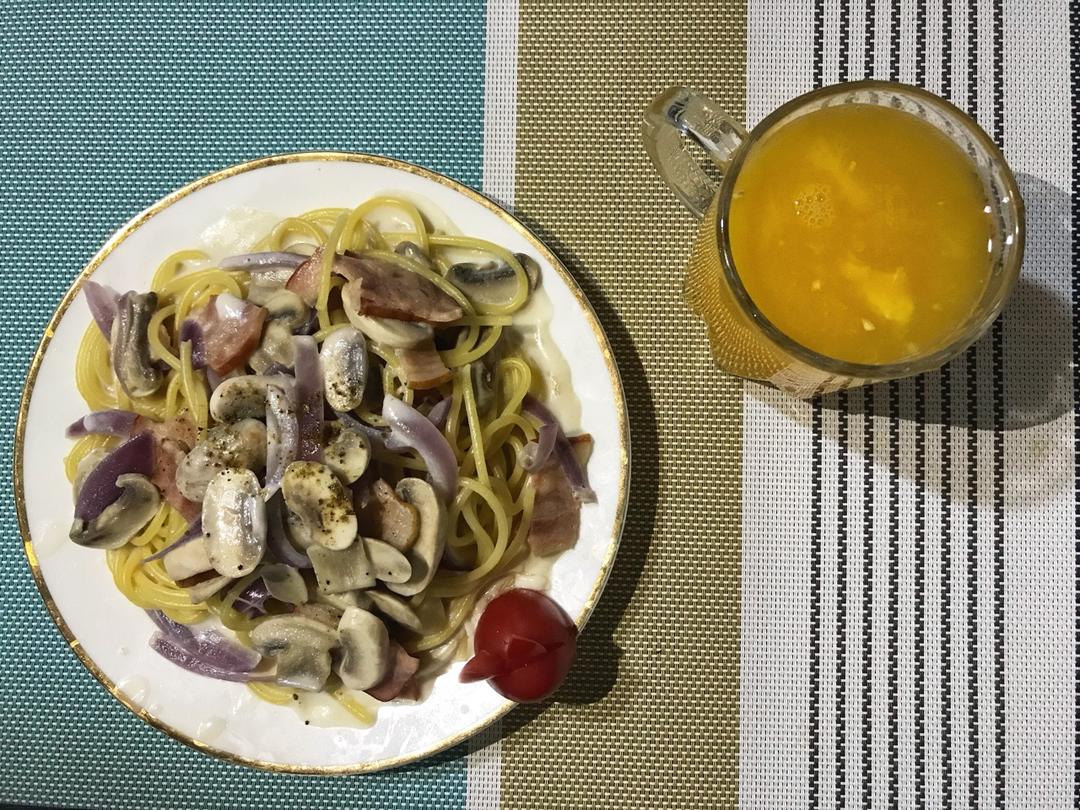 白蘑菇奶油培根意面