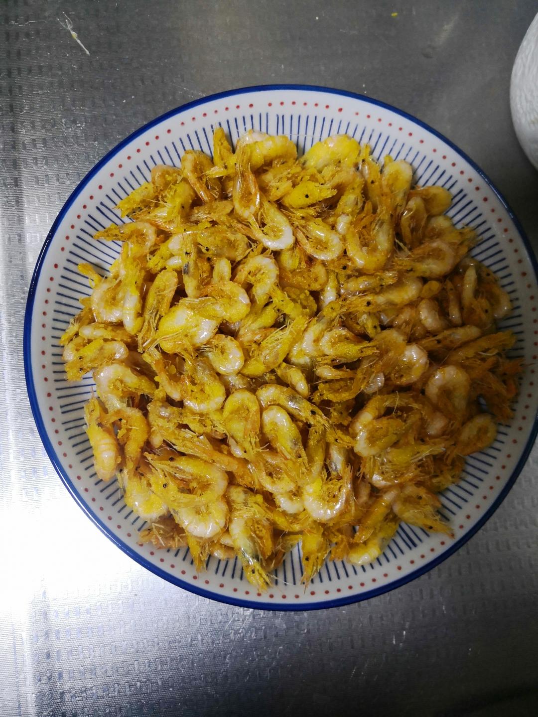 只需一个窍门、即可做出香酥可口脆的鲜炸小河虾、简单快捷、小朋友超爱
