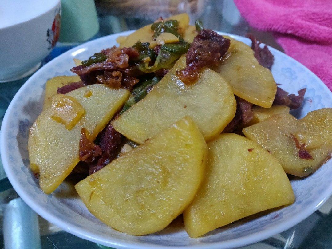 家常菜 熟牛肉小炒土豆片 内蒙古黑帕做的熟牛肉小炒土豆片 内蒙古