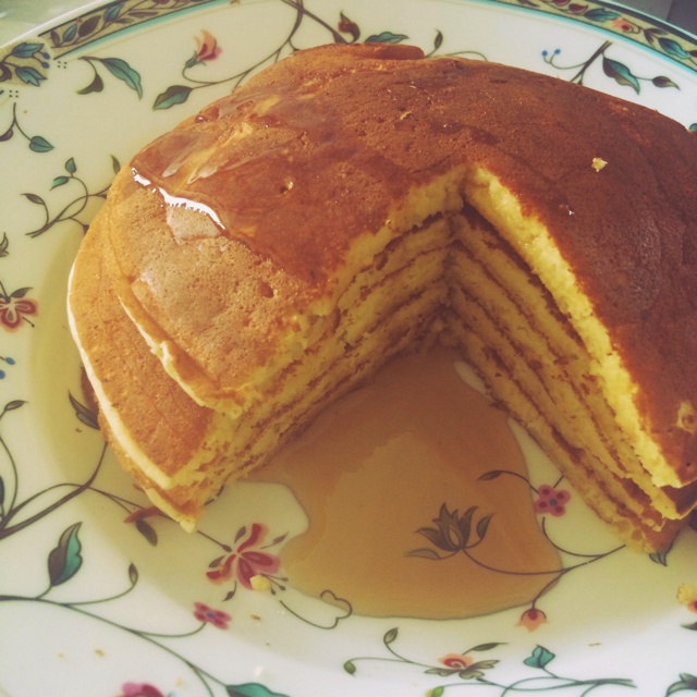 【酸奶松饼yogurt pancake】，搭上黑莓果酱和枫糖的美味。