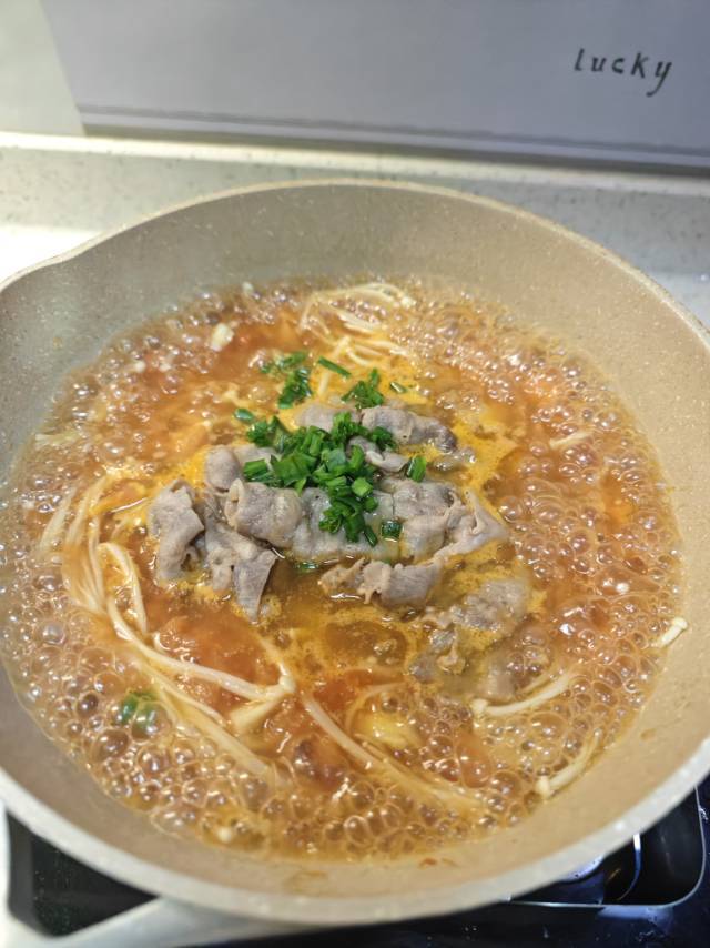 番茄金针菇肥牛(汤浓入味、酸甜适宜)