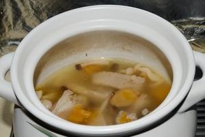 南瓜菌菇排骨汤的做法 步骤5