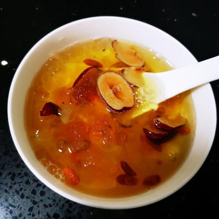 桃胶皂角米雪燕羹