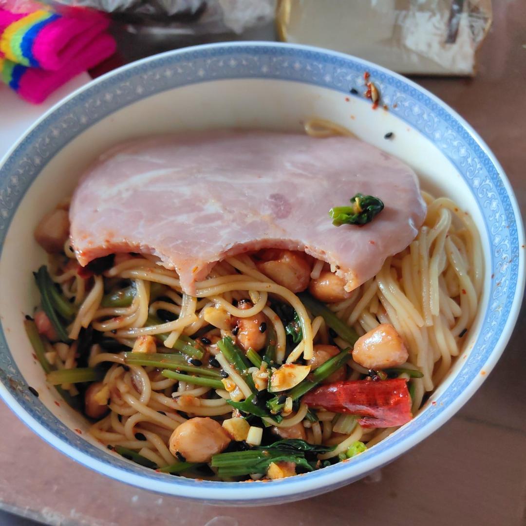 简单凉拌面只要五分钟，美食的快乐你值得～