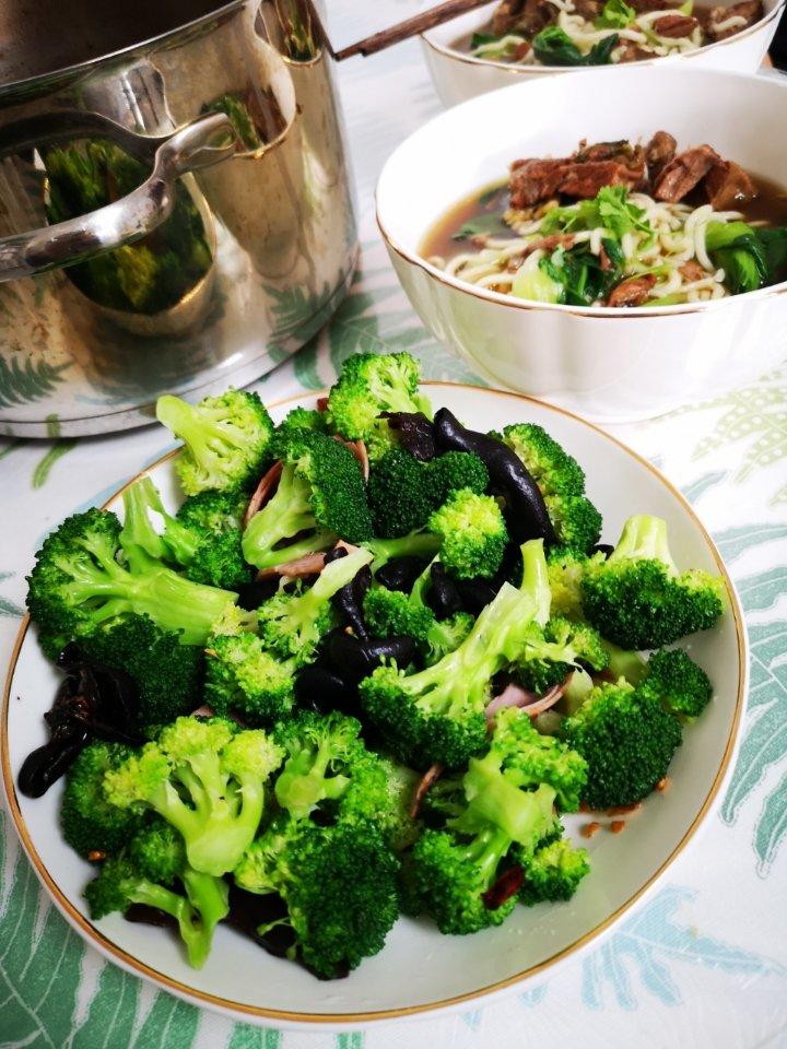 凉拌西兰花-辣的