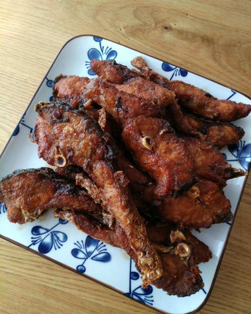 年夜饭必备的苏式熏鱼（爆鱼）从处理鱼到成品的详细过程的做法