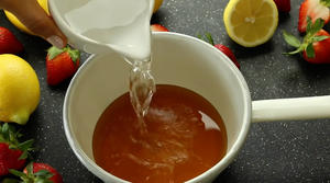 草莓柠檬水的做法 步骤2