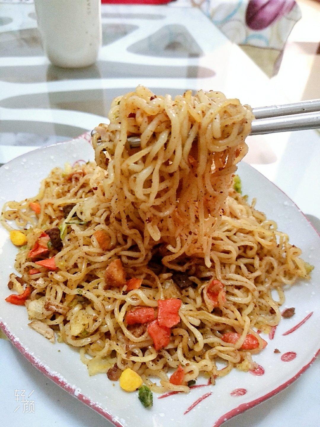 辣子咸蛋黄炒方便面