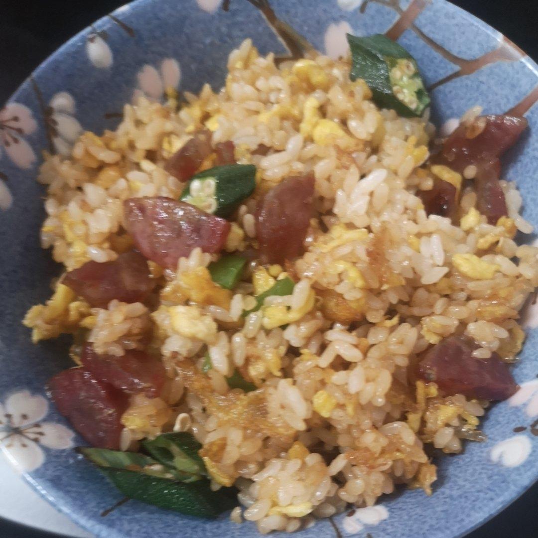 胡萝卜秋葵腊肠炒饭