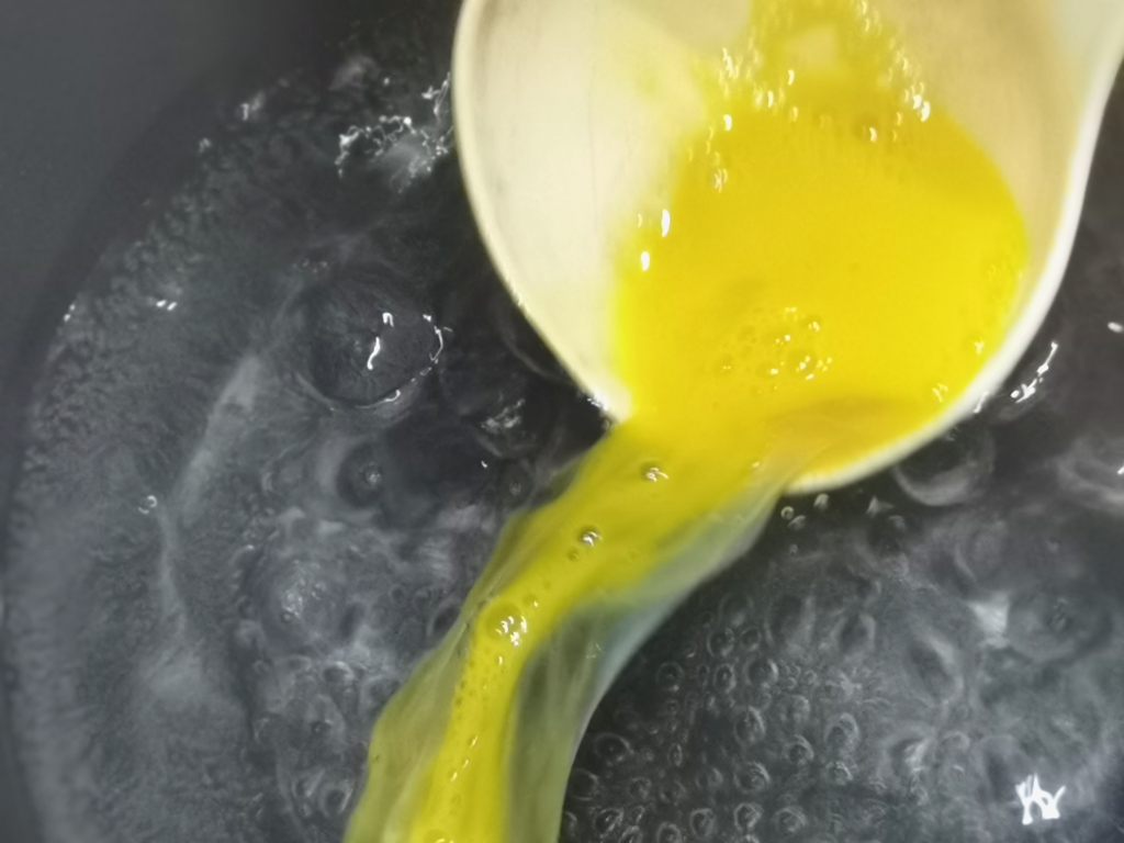 简单添个汤：飘逸蛋花的秘密，清爽的芥菜蛋花汤的做法 步骤3
