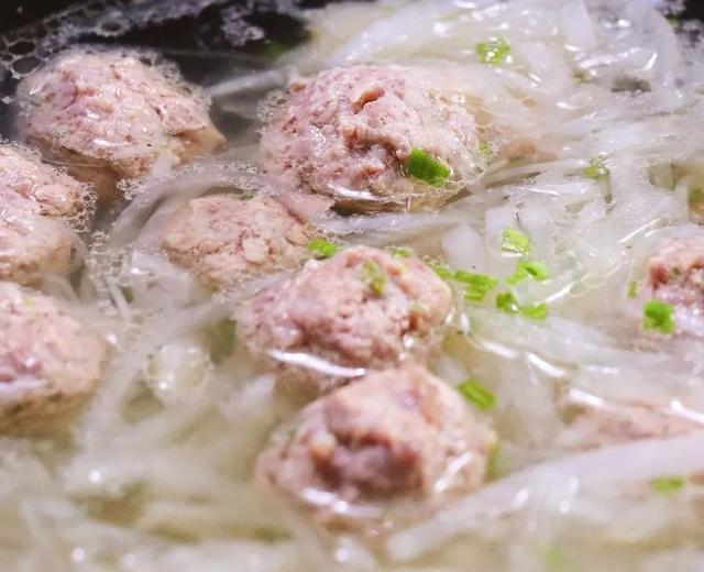 萝卜汆羊肉丸子：御寒功能的美味鲜汤的做法