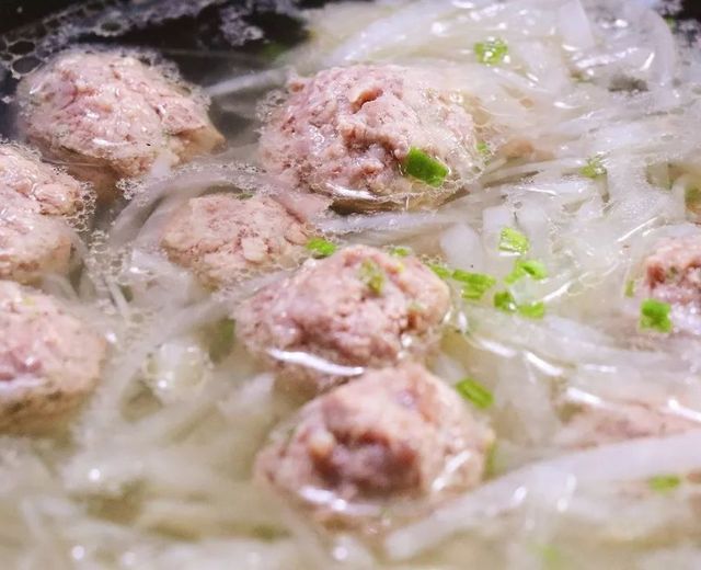 萝卜汆羊肉丸子：御寒功能的美味鲜汤