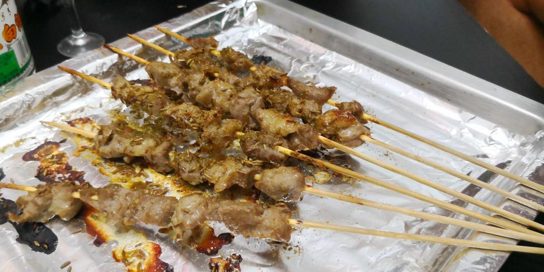 生烤羊肉串