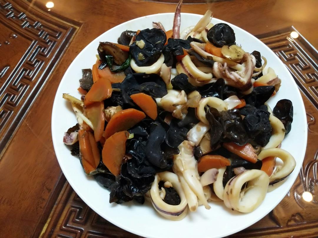 胡萝卜木耳炒鲜鱿