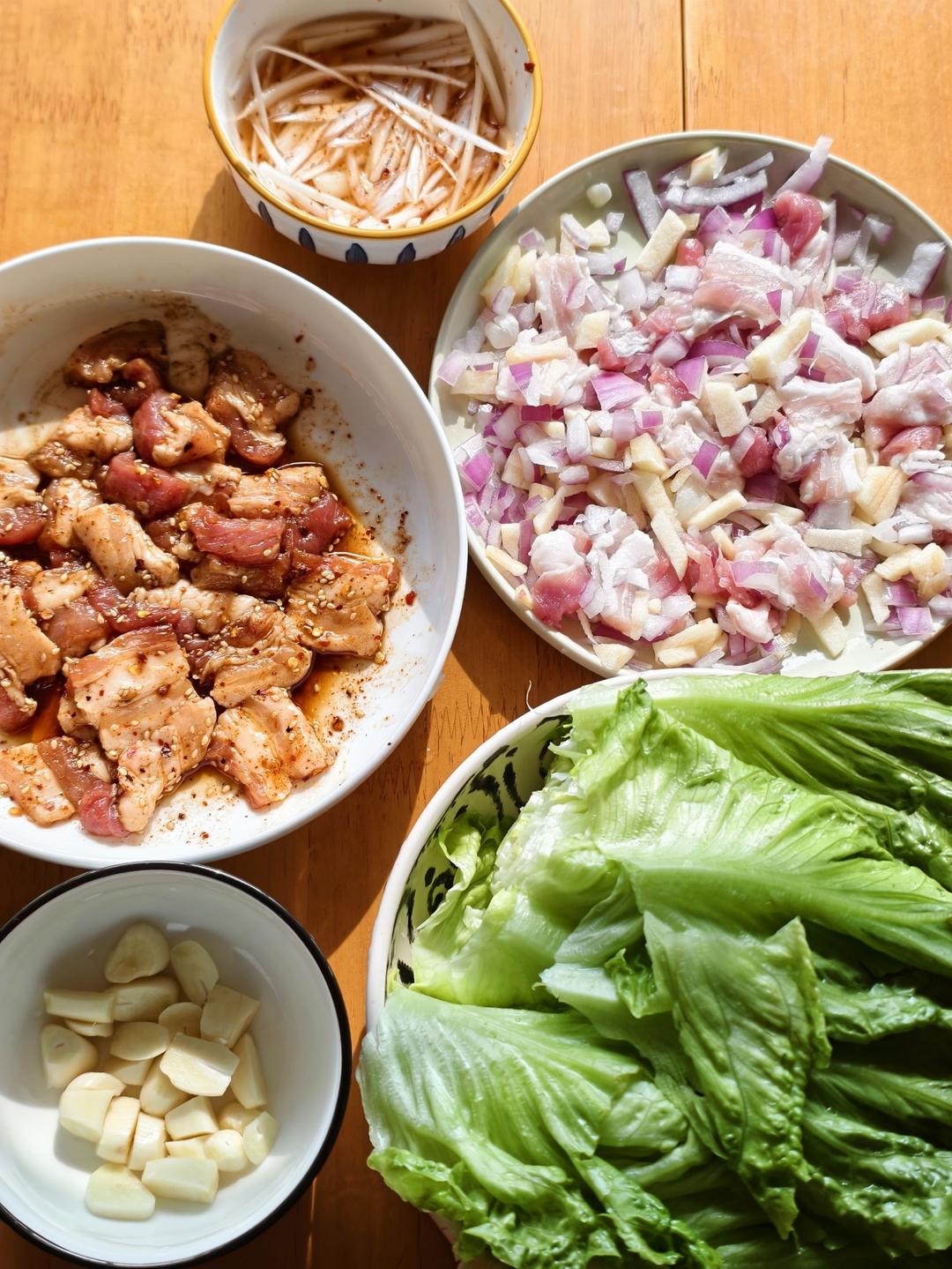 烤肉双重满足：苹果洋葱烤肉和香辣烤肉