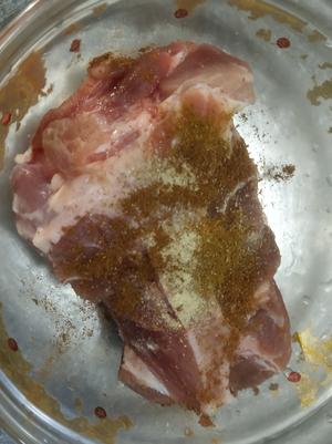 简单烤带骨头猪肉的做法 步骤2