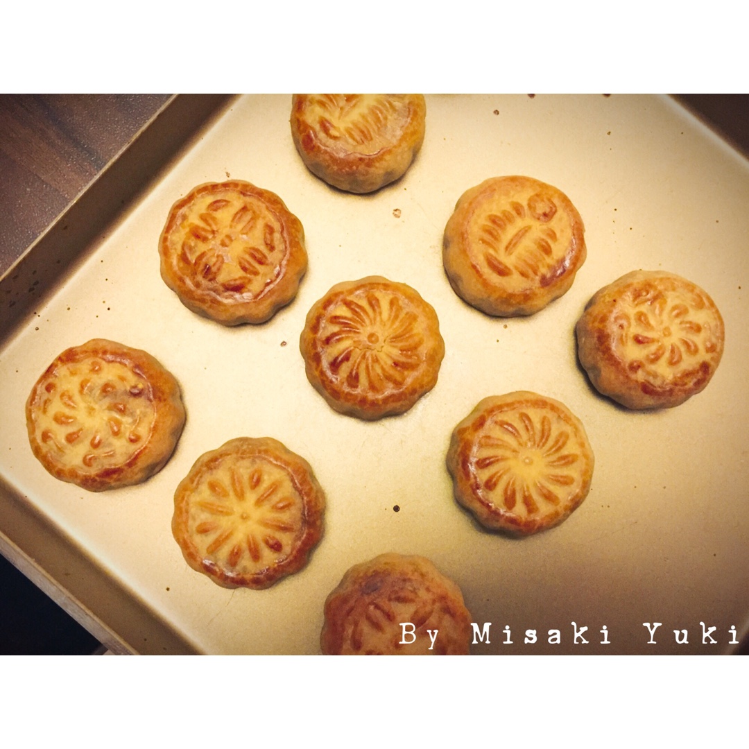 广式蛋黄莲蓉月饼