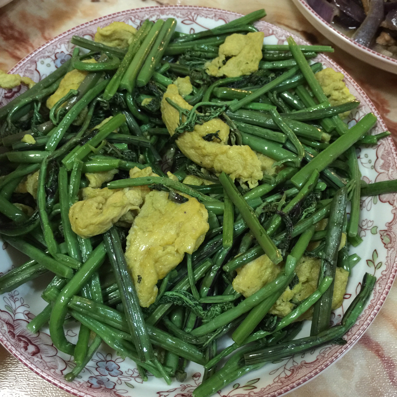 我和我的美妞做的山蕨菜炒鸡蛋