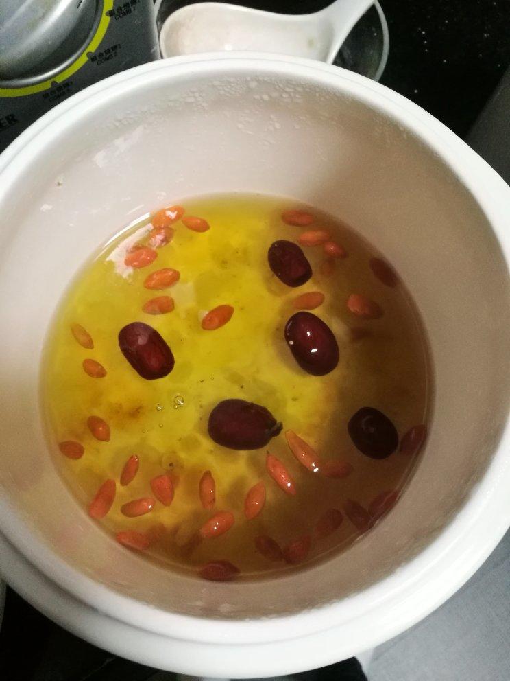 桃胶皂角米炖奶