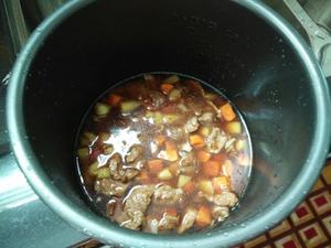 蚝油猪肉土豆红萝卜焖饭的做法 步骤7