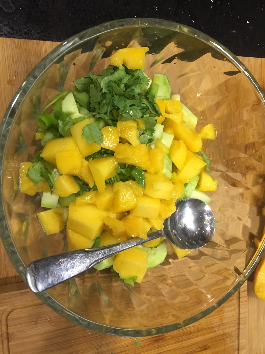 黄瓜芒果沙拉的做法 步骤2