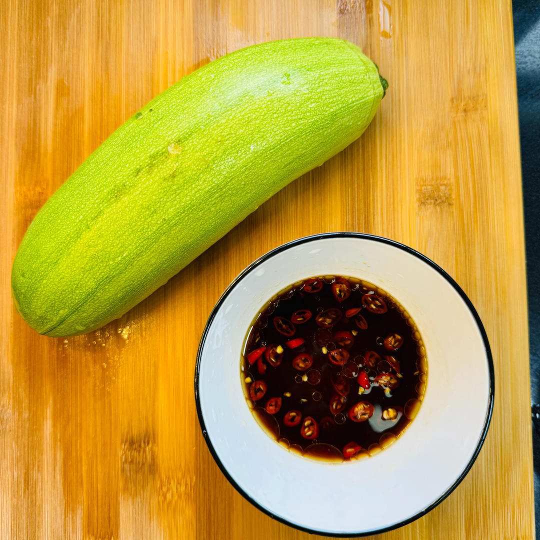 夏日缤纷凉拌西葫芦丝的做法 步骤1