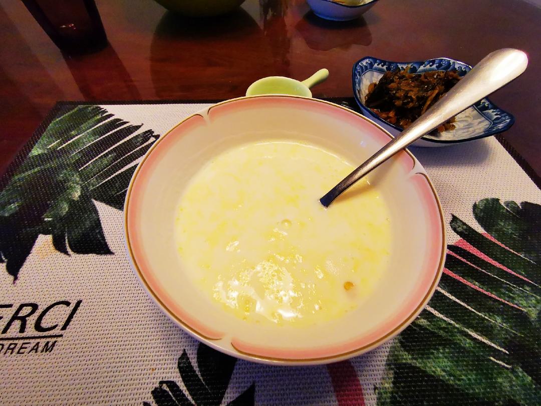 玉米粒牛奶蛋花粥的做法