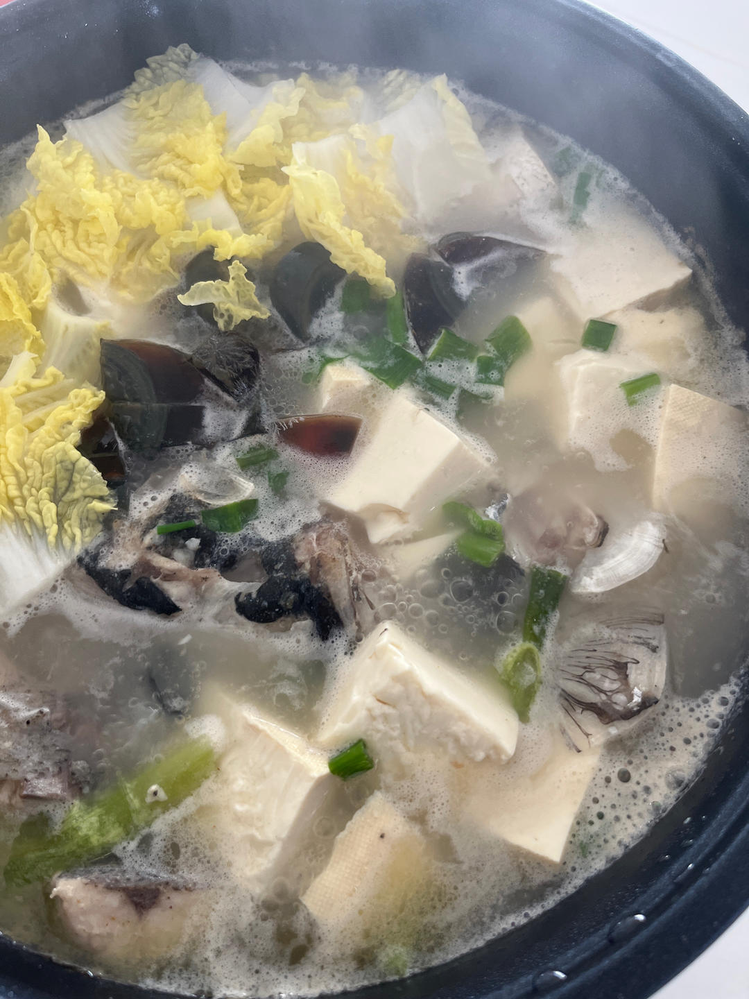 鱼头汤（鱼头豆腐时蔬汤、味鲜汤白有窍门)