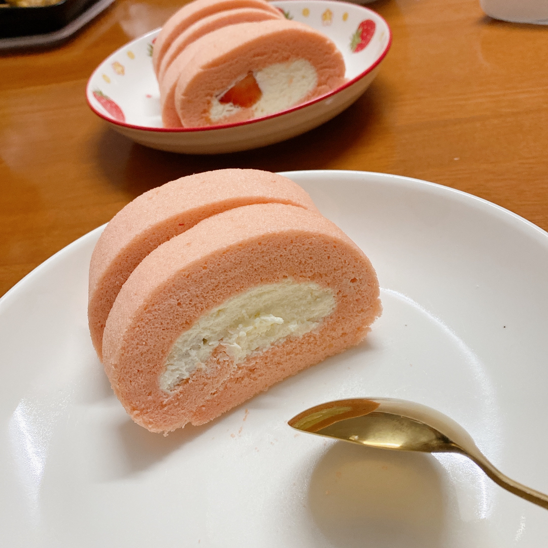 粉嫩草莓蛋糕卷