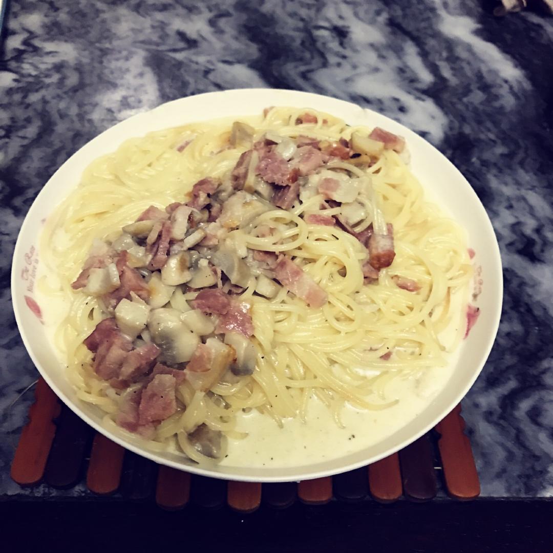 奶油培根蘑菇意面