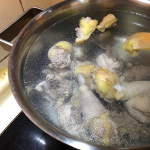 鲜掉舌头的菌菇鸡汤的做法 步骤4