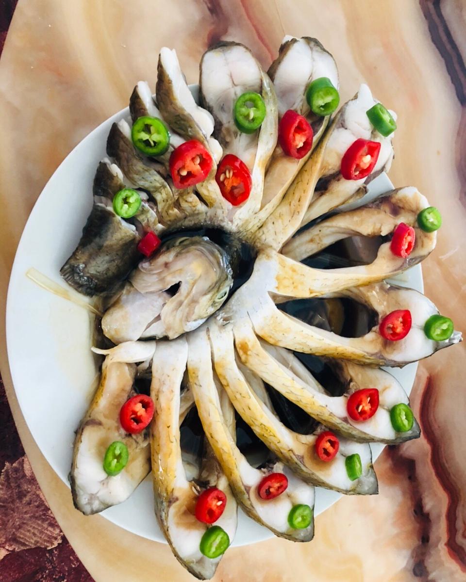 一半阳光v做的清蒸孔雀开屏鱼