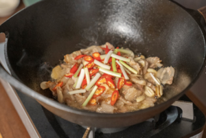 「辣椒炒肉」| 平平无奇的下饭神菜的做法 步骤6