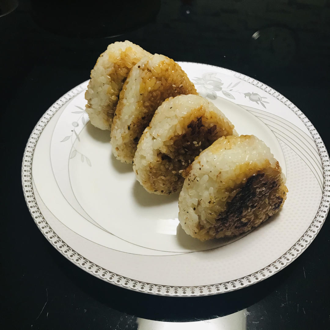 剩米饭的神仙吃法，肉松酱油烤饭团，平底锅就能做哦～