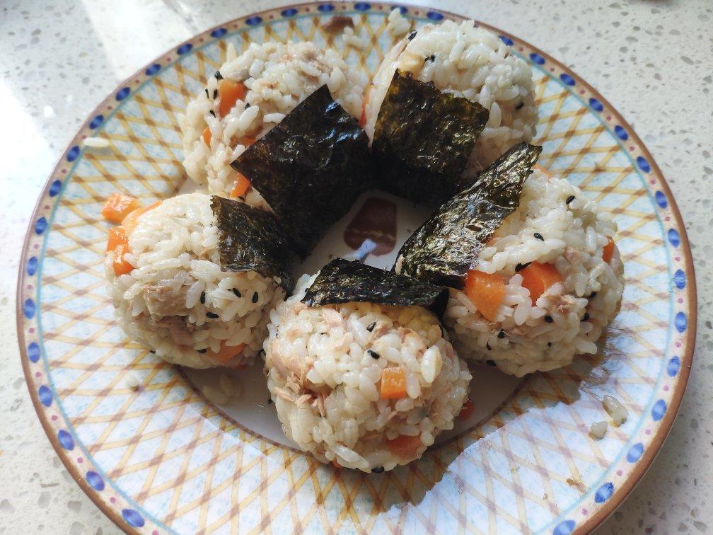 超级简单的金枪鱼饭团