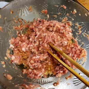 鲜嫩多汁的鲜肉水饺🥟汤汁看得见的做法 步骤2