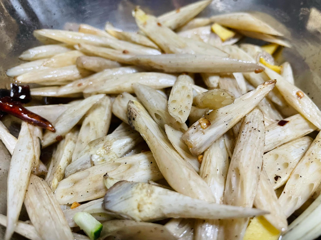 能干掉几碗饭的酸辣藕带炒肉丝