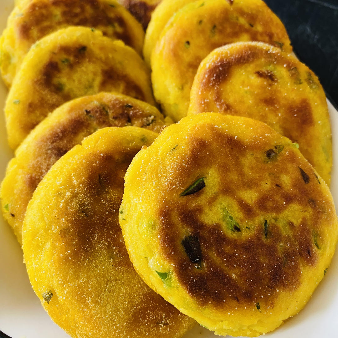 董优秀做的玉米面菜饼子贴饼子