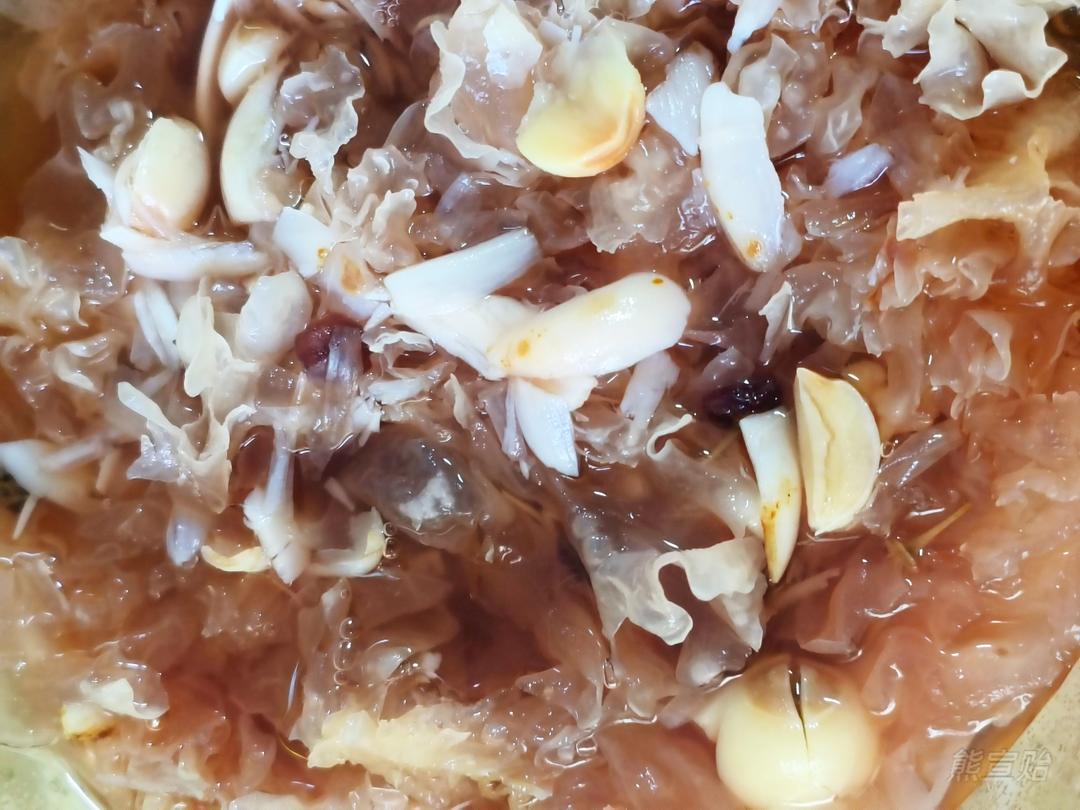 夏日也要滋润一番～莲子百合雪耳羹