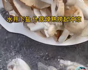 五花肉炒杂菇的做法 步骤2