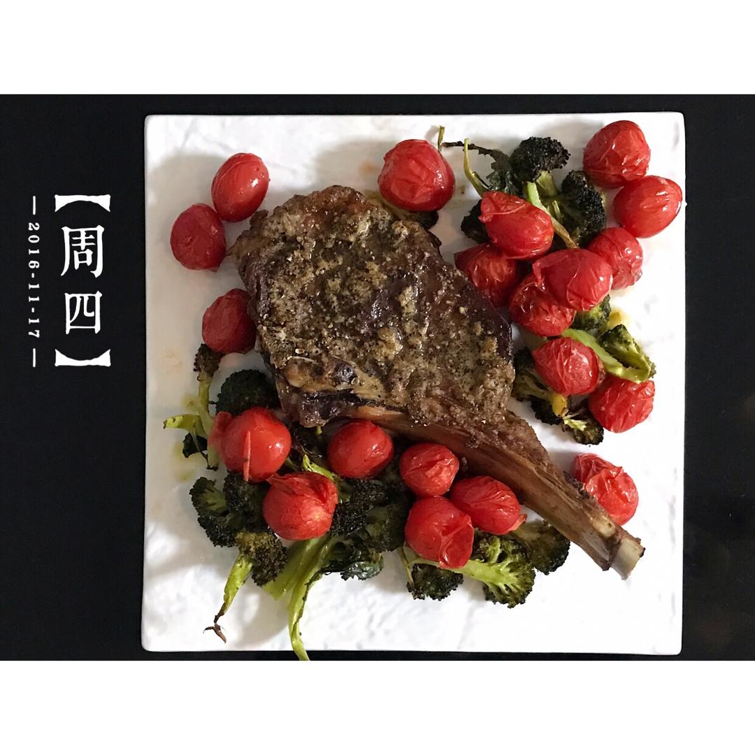 黄芥末籽战斧牛排配烤蔬菜.Yellow mustard seed  tomahawk steak with roasted vegetables.