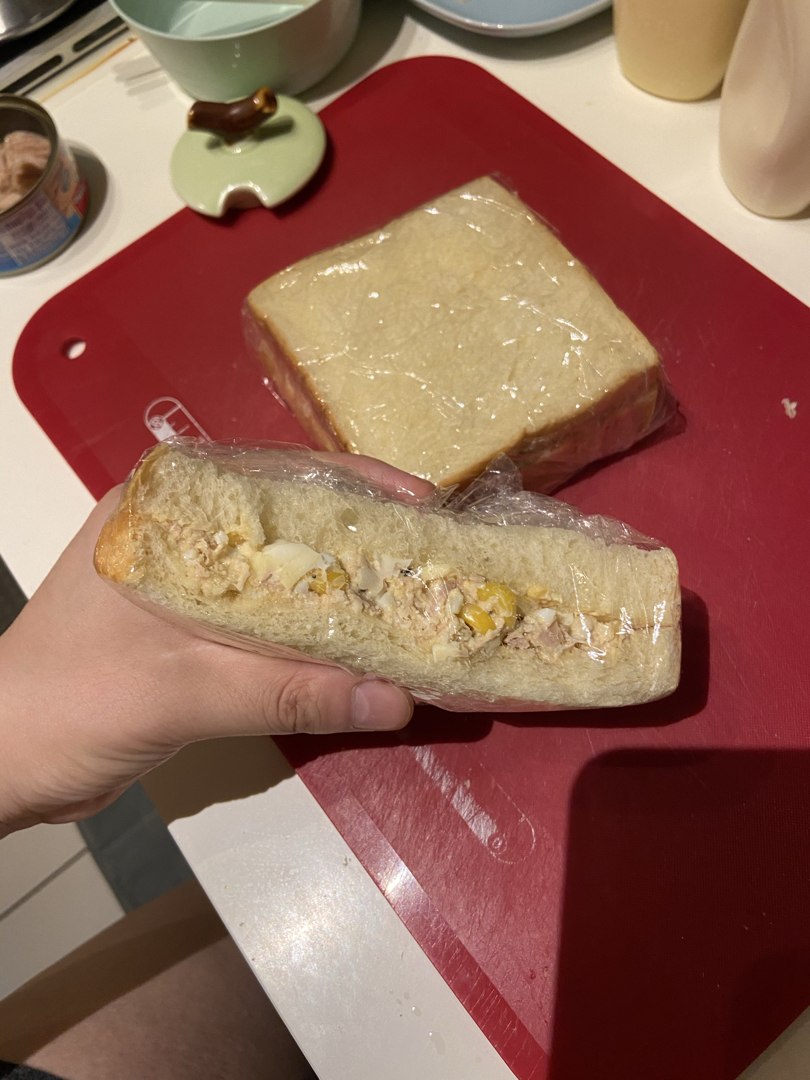 金枪鱼鸡蛋沙拉三明治