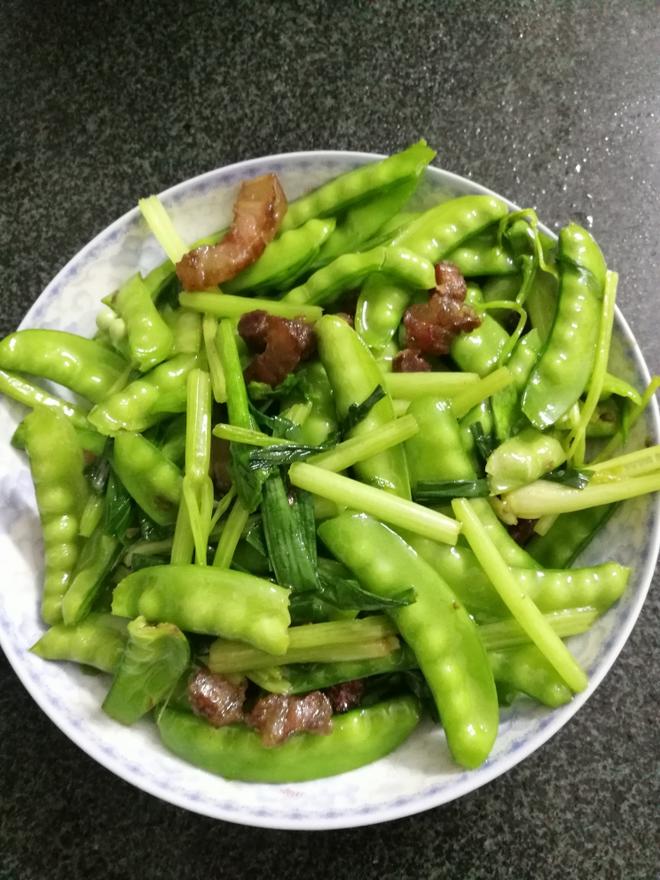 荷兰豆蒜苗炒客家腊肉的做法