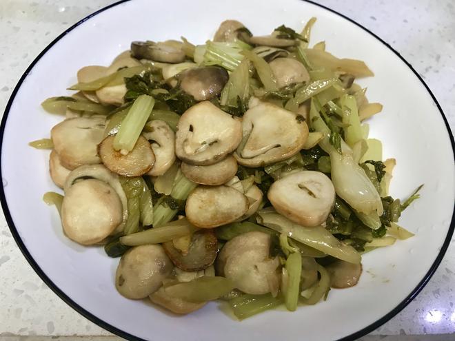 草菇炒酸菜的做法
