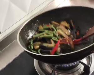 茄子烧豆角的做法 步骤6