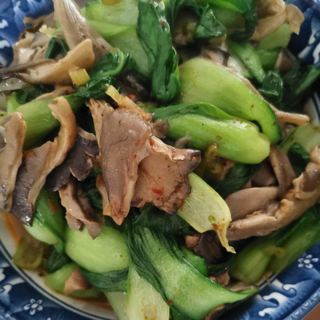 平菇炒青菜