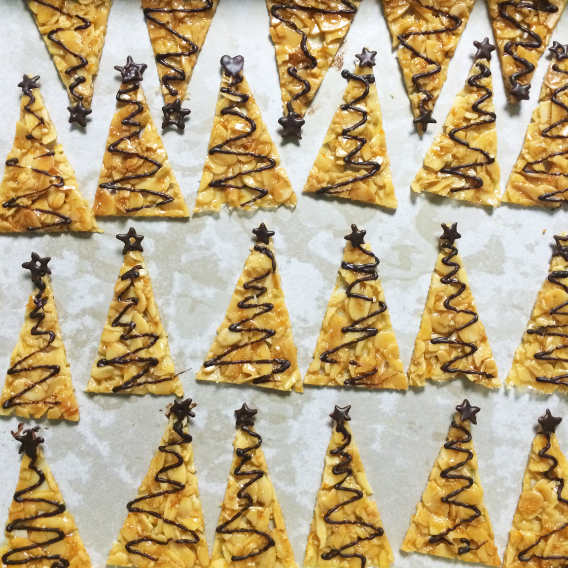 圣诞树造型焦糖杏仁脆片<圣诞节特辑>